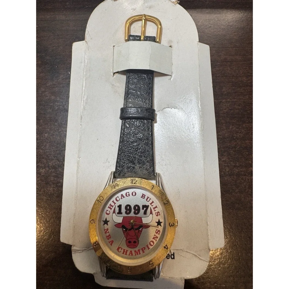 Vintage 1997 Chicago‎ Bulls NBA Champions Watch Gold Bezel Leather Band Sportive